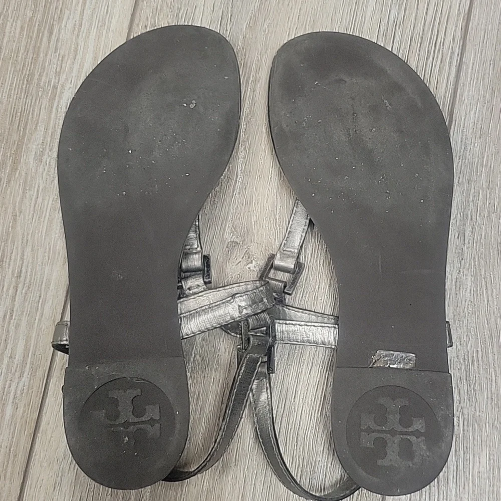 Tory Burch Size 6 Pewter Gray Metallic Leather T-Strap Sandals